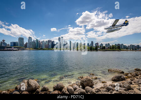 Mit dem Wasserflugzeug über den Hafen von Vancouver vom Stanley Park Stockfoto