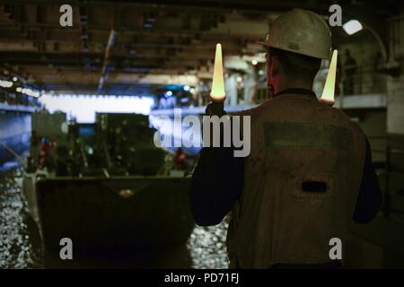 Ein LCU betritt das Deck des Amphibious Assault ship USS Iwo Jima (LHD7). (30203080426). Stockfoto