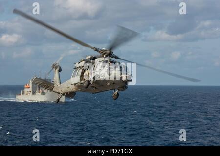 Ein MH-60S Sea Hawk Hubschrauber, Hubschrauber Meer Combat Squadron (HSC) 25 Zurück zum militärischen Sealift Command Dry Cargo und Munition ship USNS Washington Kammern (T-AKE 11). Stockfoto