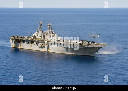 Eine MV-22 Osprey landet auf dem Flugdeck der USS Wasp, Sept. 24, 2016. (29669479300). Stockfoto