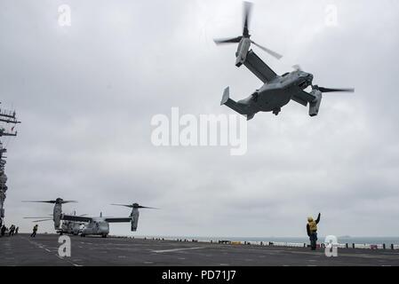 Eine MV-22 Osprey startet von der Flight Deck der USS Wasp. (31766416076). Stockfoto