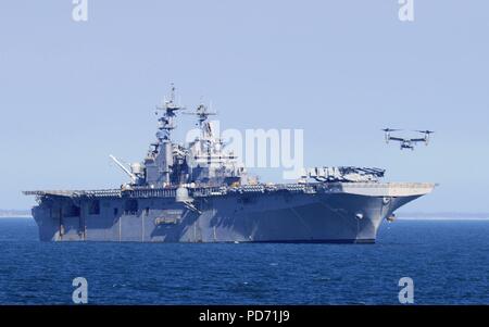 Eine MV-22 Osprey bereitet sich auf dem Flugdeck des Amphibious Assault ship USS Wasp zu landen. (6811741387). Stockfoto