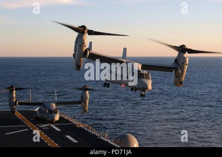 Eine MV-22 Osprey aus der Amphibisches Schiff USS Kearsarge. (6684616343). Stockfoto