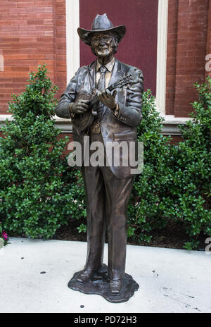 Bronzestatue von Grand Ole Opry star Bill Monroe außerhalb des Ryman Auditorium in der Innenstadt von Nashville, Tennessee, USA Stockfoto