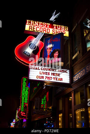 Die Leuchtreklame über dem Ernest Tubb Record Shopping in Nashville, Tennessee, USA Stockfoto