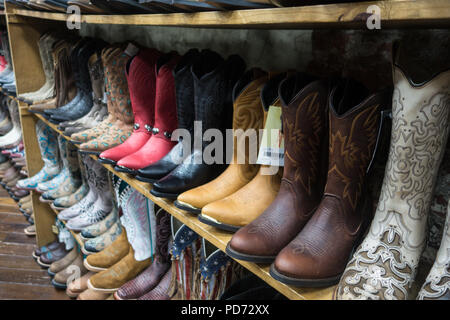 Reihen von Cowboy Stiefel für Verkauf in einem Boot Shop in Nashville, TN, USA Stockfoto