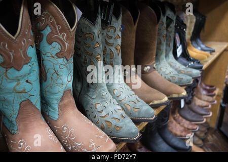 Reihen von Cowboy Stiefel für Verkauf in einem Boot Shop in Nashville, TN, USA Stockfoto