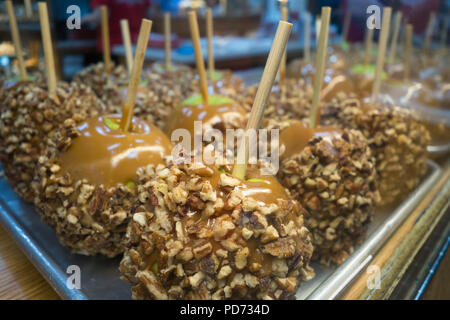 Ein großes Fach mit Süßigkeiten Äpfel Stockfoto