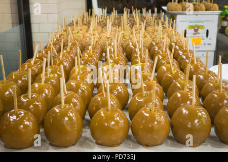 Ein großes Fach mit Süßigkeiten Äpfel Stockfoto