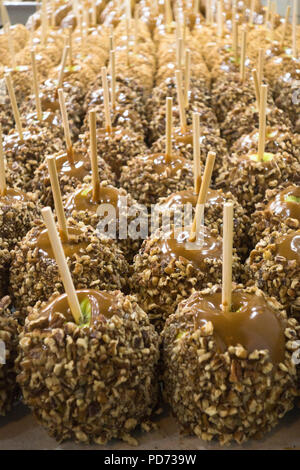 Ein großes Fach mit Süßigkeiten Äpfel Stockfoto