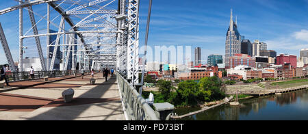 Ein Blick auf die Innenstadt von Nashville, Tennessee Skyline vom John Seigenthaler Fußgängerbrücke. Die Truss Brücke überquert den Cumberland River. Stockfoto