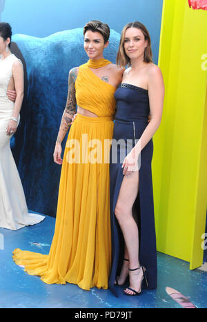 HOLLYWOOD, CA - 6. AUGUST: (L-R) Schauspielerinnen Ruby Rose und Jessica McNamee nehmen an der Warner Bros. Bilder US-Premiere von "Meg" am 6. August 2018 TCL Chinese Theatre in Hollywood, Kalifornien. Foto von Barry King/Alamy leben Nachrichten Stockfoto