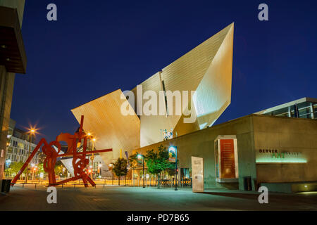 Denver, 3. Mai: Nachtansicht des Denver Art Museum am 3. Mai 2017 in Denver, Colorado Stockfoto