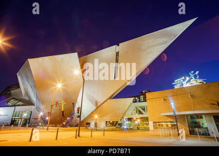 Denver, 3. Mai: Nachtansicht des Denver Art Museum am 3. Mai 2017 in Denver, Colorado Stockfoto