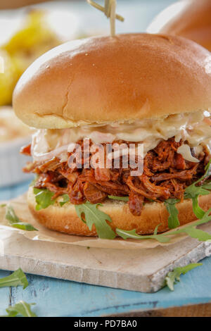 Zog Schweinefleisch Burger essen Stockfoto