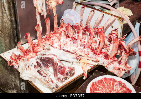 Rohes Schweinefleisch für das Kochen in der Straße essen, Hongkong, China Stockfoto