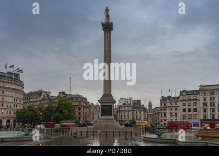 Trafalgar Square mit Nelson's Column auf Regen am frühen Morgen mal in London, Vereinigtes Königreich Stockfoto