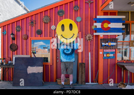 Fairplay, 4. Mai: Mann mit einem großen Lächeln Gesicht Symbol in der historischen South Park City am 4. Mai 2017 an Fairplay, Colorado Stockfoto