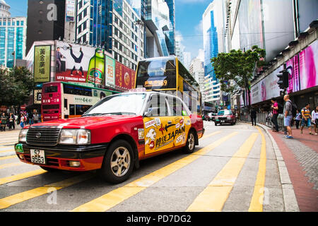 Hongkong - Apr 3, 2016: Urban rot Taxi in Hongkong städtische Landschaft auf der Apr 3, 2016. Hong Kong ist ein autonomes Gebiet im Pearl River Delta von Stockfoto