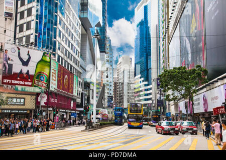 Hongkong - April 3, 2016: Unbekannter Menschen auf der Straße in Hongkong am 3. April 2016. Hong Kong Tram ist das einzige in der Welt mit doppelten Decke Stockfoto
