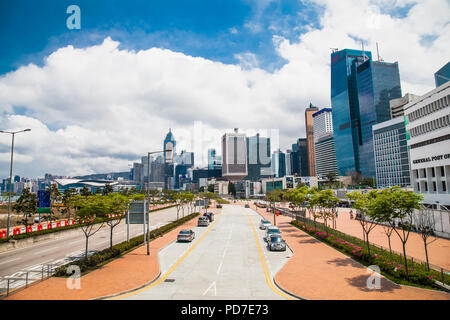 Hongkong, China - Apr 4, 2016: Innenstadt Straße mit modernen Wolkenkratzern auf Hintergrund am Apr 4, 2016, Hongkong, China. Stockfoto