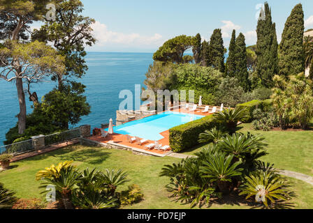 Meer, wunderschöne Landschaft aus dem Garten einer Villa Stockfoto