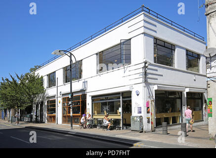 Das Backsteinhaus Bäckerei und Bar neben Peckham Rye Station, südöstlich von London. Eine der jüngsten trendigen Cafés in diesem ehemals heruntergekommenen Gegend öffnen. Stockfoto