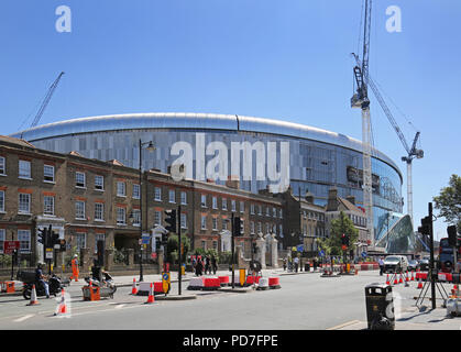 Das neue Stadion des englischen Premier League-Teams Tottenham Hotspur stellt lokale Häuser in der White Hart Lane in London in den Schatten. Kurz vor der Fertigstellung (August 2018).