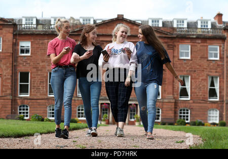 1000 Embargo Dienstag August 07 Schülerinnen und Schüler (von links nach rechts) Nicola Bryan, Rebecca Schwarz, Beth Muchow und Abby Heu vor Ihren Prüfungsergebnissen durch Text an Kilgraston unabhängige Schule für Mädchen in der Brücke verdienen, Perth, Schottland geliefert wird. Stockfoto