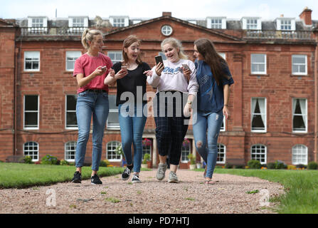 1000 Embargo Dienstag August 07 Schülerinnen und Schüler (von links nach rechts) Nicola Bryan, Rebecca Schwarz, Beth Muchow und Abby Heu vor Ihren Prüfungsergebnissen durch Text an Kilgraston unabhängige Schule für Mädchen in der Brücke verdienen, Perth, Schottland geliefert wird. Stockfoto