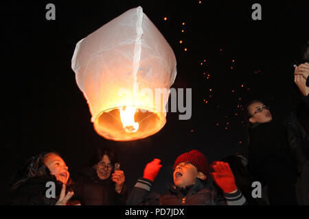 Menschen lösen viele Himmelslaternen für Feier der Lichter, für Spaß und Wünsche in Sofia, Bulgarien - Dec 02, 2011. Diwali oder Deepavali Hindu Stockfoto