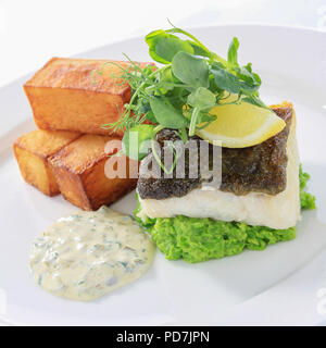 Traditionelle britische zerschlagene Fish und Chips Stockfoto