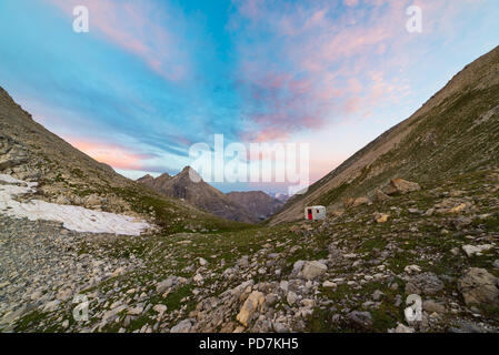 Die Alpen bei Sonnenaufgang. Bunte Himmel majestätischen Gipfeln, Tälern, Rocky Mountains. Weiten Blick von oben. Stockfoto