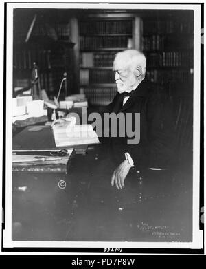 Andrew Carnegie, drei viertel länge Portrait, am Schreibtisch sitzen, lesen, nach links) - Marceau, New York Stockfoto