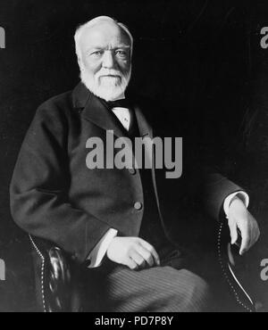 Andrew Carnegie, drei viertel länge Porträt, Sitzen, gegenüber etwas nach links, 1913. Stockfoto