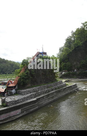 Garjiya Devi Tempel auf der Kosi River im Garjiya Dorf in der Nähe von Ramnagar, Uttarakhand, Indien, am Rande der Corbett National Park. Stockfoto