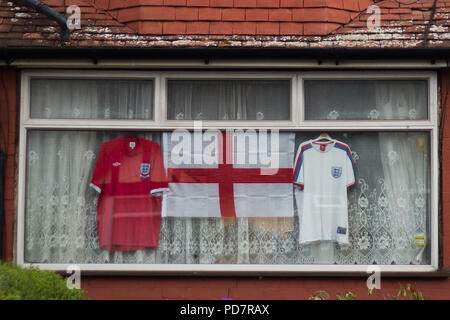 England Fans unter der Flagge vor der FIFA Word Cup Viertelfinale Spiel gegen Schweden. Mit: Atmosphäre, Wo: London, England, Großbritannien Wann: 07 Aug 2018 Quelle: Wheatley/WANN Stockfoto