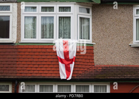 England Fans unter der Flagge vor der FIFA Word Cup Viertelfinale Spiel gegen Schweden. Mit: Atmosphäre, Wo: London, England, Großbritannien Wann: 07 Aug 2018 Quelle: Wheatley/WANN Stockfoto