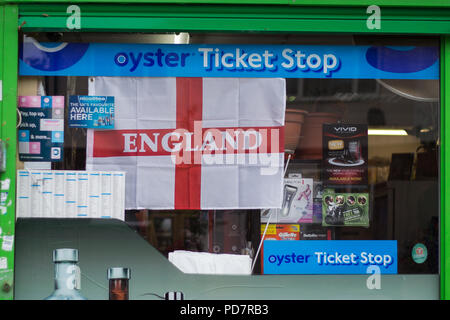 England Fans unter der Flagge vor der FIFA Word Cup Viertelfinale Spiel gegen Schweden. Mit: Atmosphäre, Wo: London, England, Großbritannien Wann: 07 Aug 2018 Quelle: Wheatley/WANN Stockfoto