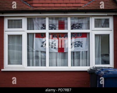 England Fans unter der Flagge vor der FIFA Word Cup Viertelfinale Spiel gegen Schweden. Mit: Atmosphäre, Wo: London, England, Großbritannien Wann: 07 Aug 2018 Quelle: Wheatley/WANN Stockfoto