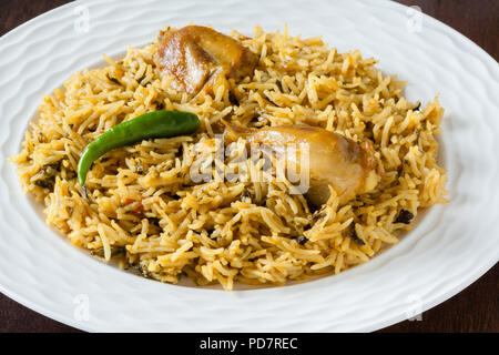 Chicken biryani closeup - Makro Nahaufnahme Blick auf köstliche indische Chicken biryani auf einem Teller serviert. Natürliches Licht verwendet. Stockfoto