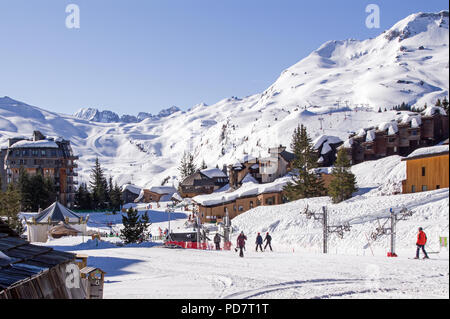 Ein Blick auf den beliebten Ferienort Avoriaz, Portes du Soleil, in großer Höhe in den Französischen Alpen. Bild im Zentrum des Resorts mit Th genommen Stockfoto