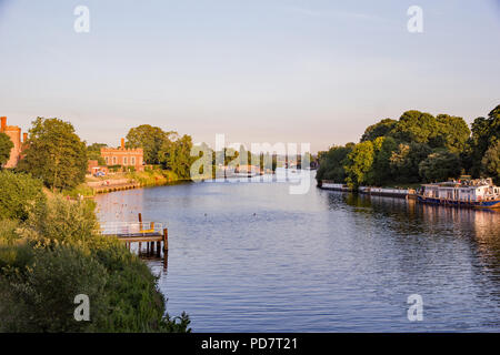 Eine goldene Stunde Blick auf die Themse von Hampton Court Palace, East Molesey, Surrey, England Stockfoto