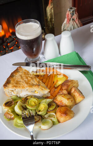 Ein englisches Pub/Restaurant Dish von Huhn und Zuckermais pie mit Ofen gebacken, Karotten und Lauch mit Bratkartoffeln serviert. Stockfoto