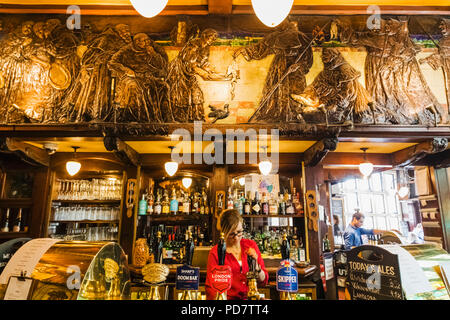 England, London, London, Die Black Friar Pub, Bar mit Henry Poole's Art Nouveau Reliefs Stockfoto