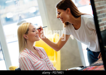 Porträt der schönen Frau, kosmetische Pflege unter beauty Salo Stockfoto