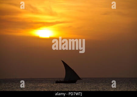 Eine Johazi, einer kleineren Version des traditionellen arabischen Dhow ist ein Segelschiff und noch weit für den lokalen Handel und Fischerei auf Sansibar verwendet Stockfoto