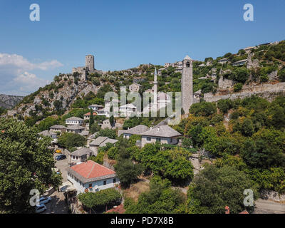 Počitelj ist eine befestigte Stadt von der Osmanischen Zeit in Bosnien und Herzegowina. Es ist in der Schlucht des Flusses Neretva positioniert. Stockfoto