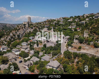 Počitelj ist eine befestigte Stadt von der Osmanischen Zeit in Bosnien und Herzegowina. Es ist in der Schlucht des Flusses Neretva positioniert. Stockfoto