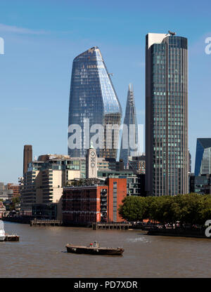 Ansicht der Oxo Tower, eines Blackfriars, Der Shard und South Bank Tower, von der Waterloo Bridge, London Stockfoto